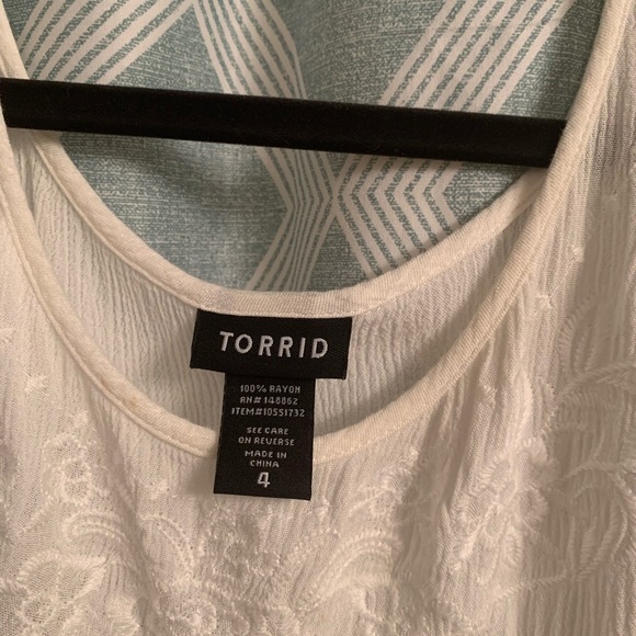Torrid 4x cold shoulder white top - Picture 3 of 4